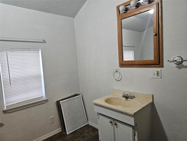 Building Photo - 1112 Jet Dr