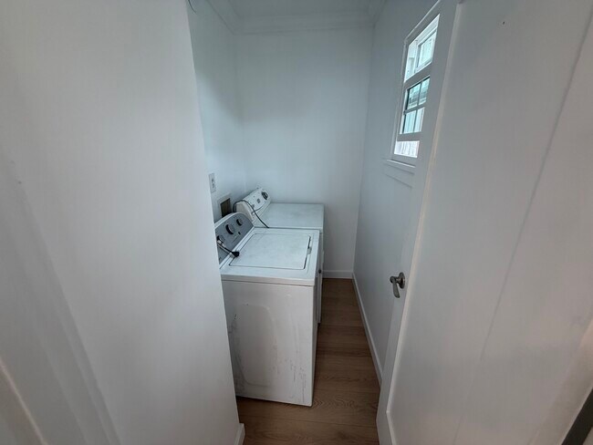 Laundry (Upstairs) - 1754 N Alexandria Ave