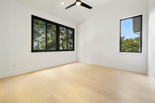 Building Photo - 2504 Bluffview Dr