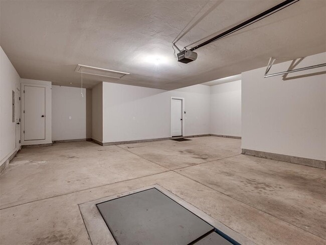 Building Photo - 915 Kings Canyon Rd