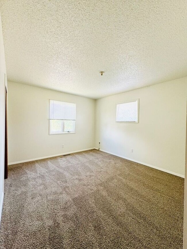 Building Photo - 3 Bedroom 2 Bath Tri-Level Home with 2 car...