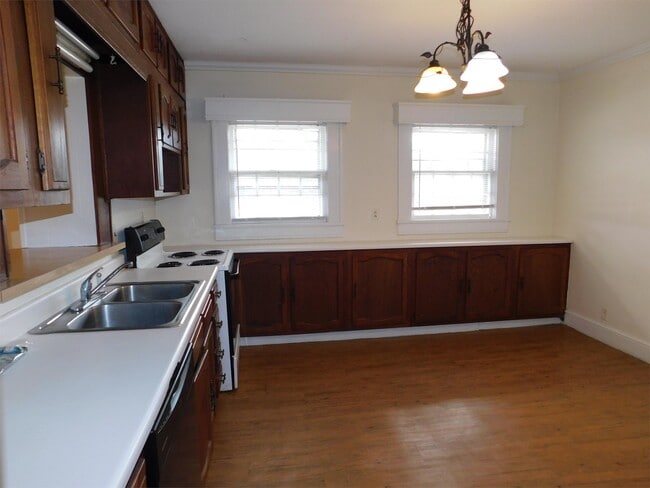 Building Photo - 929-923 Three Sisters Rd