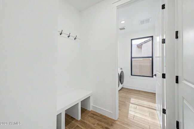 Building Photo - 1131 E Yellowstone Pl