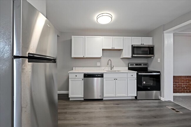 Building Photo - Gorgeous Two-Bedroom Townhome In Middle River