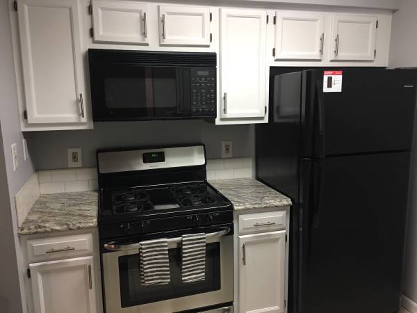 Clean Kitchen and New Appliances. - 8961 Town Center Cir