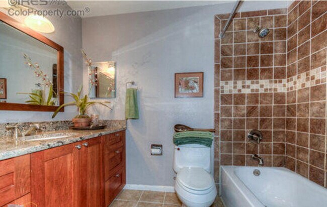 Building Photo - Beautiful Townhouse in Boulder!