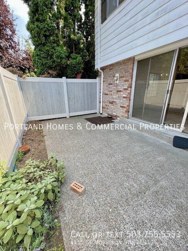 Building Photo - 2 bedroom townhome, close to transportation