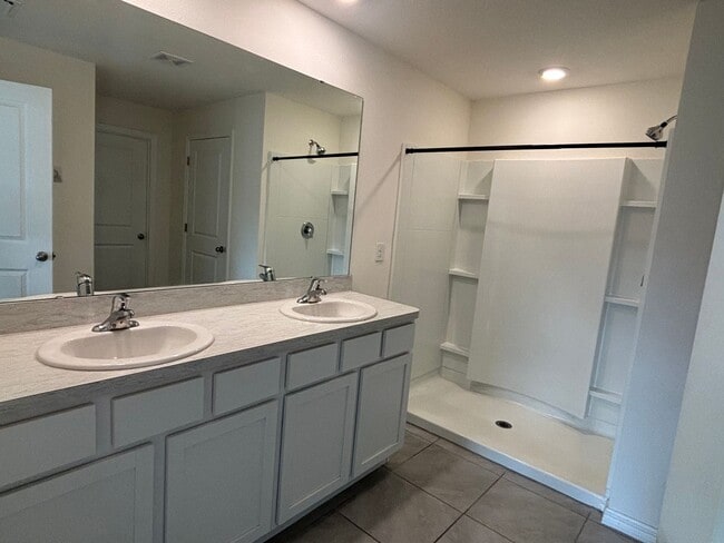 Building Photo - Spacious 4/2 In Gate Community W/ Amenities