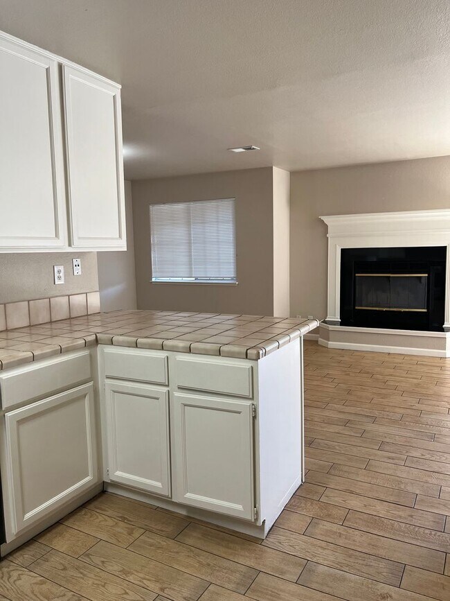 Building Photo - Available Now! Move-In Ready