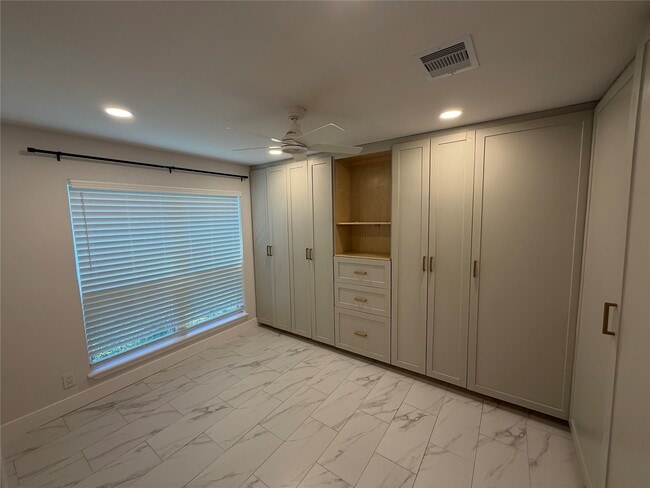 Building Photo - 2218 Round Lake Dr