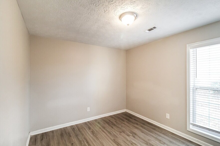 Building Photo - 1376 Trafalgar Way