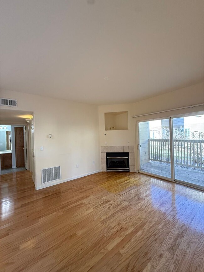 Building Photo - SPACIOUS 2bd/2ba Condo- Available NOW!