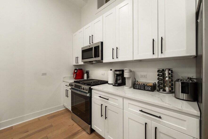 Building Photo - 1941 W Augusta Blvd