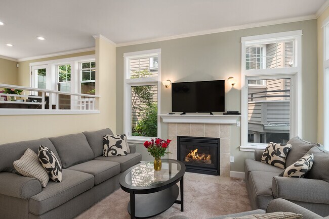 Building Photo - 2530 E Madison St