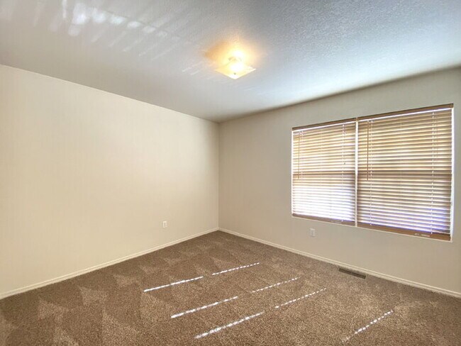 Building Photo - GATED COMMUNITY - 3 Bedroom w/Loft