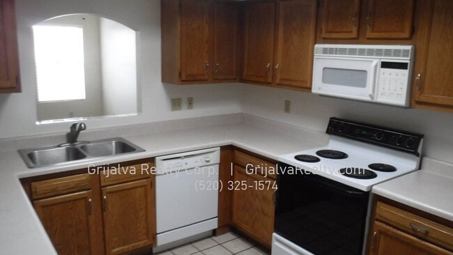 Building Photo - Cute 2 Bedroom, 2 Bath Townhome  (Speedway...