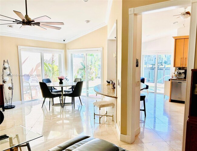 Building Photo - 484 Commodore Cir