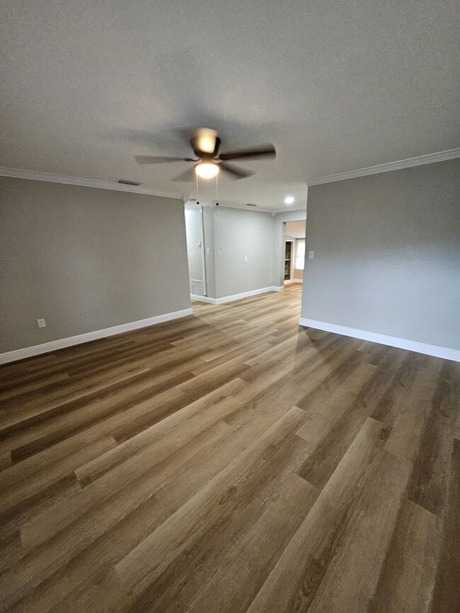 Building Photo - FOR RENT!!! SIMPLY STUNNING  3 BEDROOM 2 B...