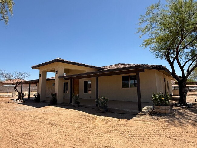 Building Photo - Cave Creek Horse Property