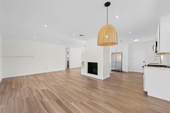 Building Photo - 9411 Jamaica Dr