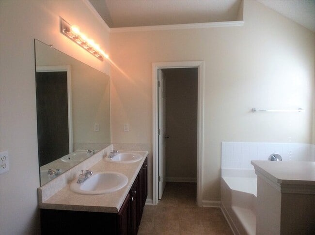 Building Photo - 1894 Roble Dr