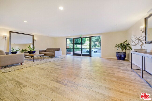Building Photo - 14960 Dickens St