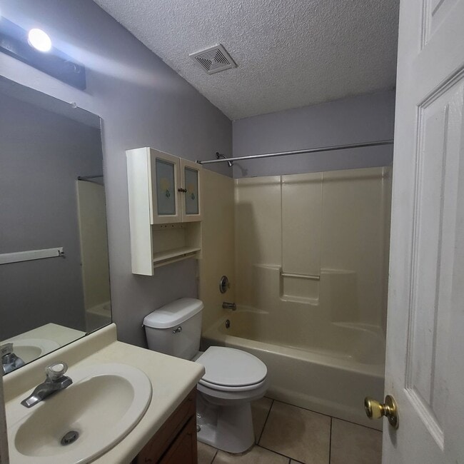 Building Photo - Move In Special Offered