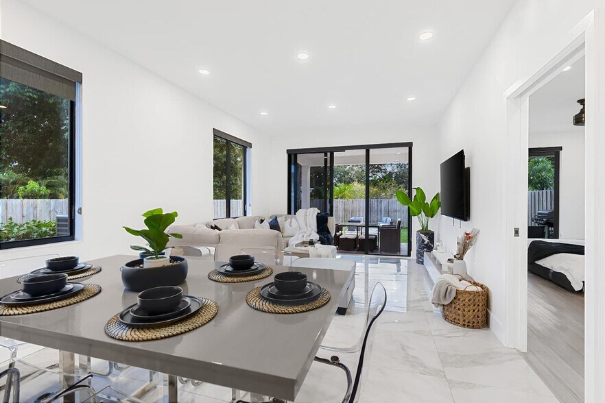 Building Photo - 826 SW 14th Ct