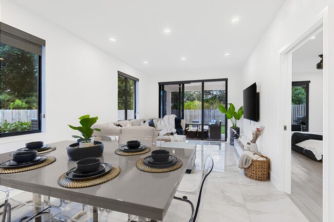 Building Photo - 826 SW 14th Ct