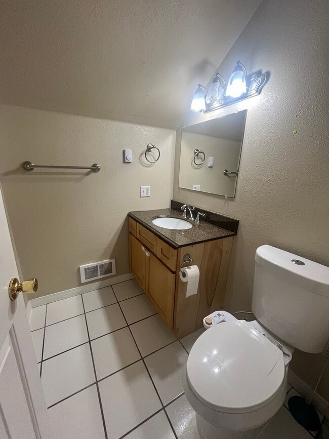 Building Photo - 3-Bedroom 2.5-Bathroom home in Eugene