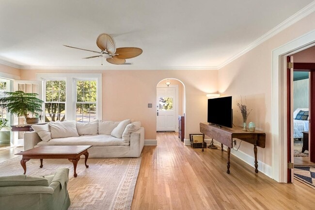 Building Photo - 821 Ingleside Ave