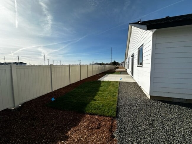 Building Photo - 4 bedroom, 2 bathroom, 2 car garage.