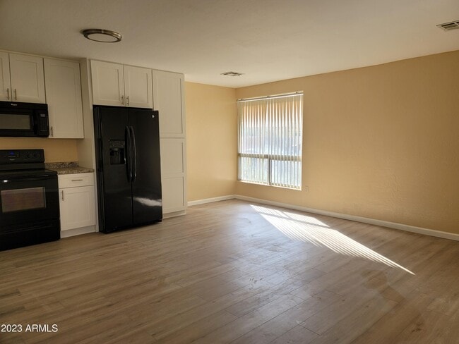 Building Photo - 532 W 9th St