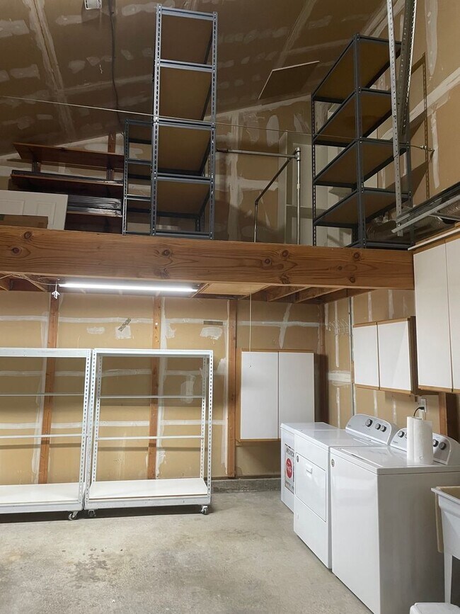Building Photo - Beautiful End Unit Condo in Bennett Valley!