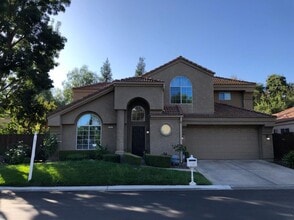 Building Photo - Beautifully Updated 4/2.5 near Woodward Park