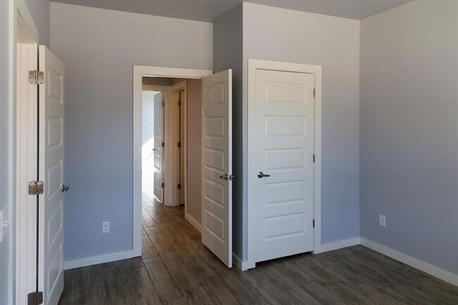 Building Photo - 306 Kirks Holw