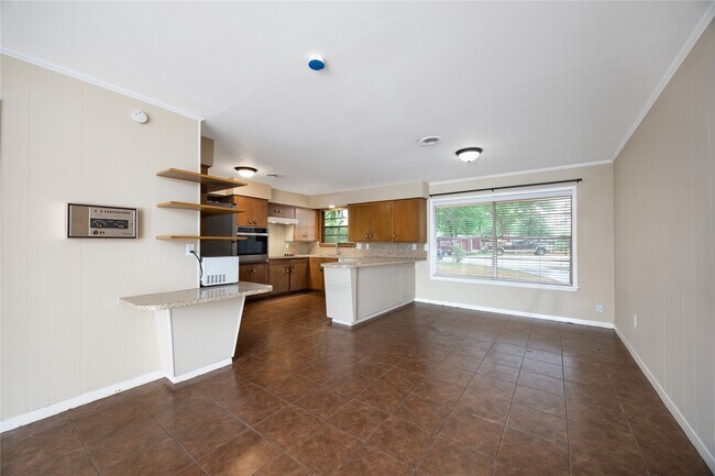 Building Photo - 2 Circle Dr