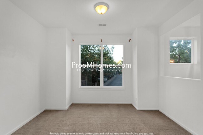 Building Photo - Spacious Townhome in Tanasbourne!