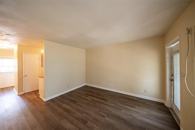 Building Photo - 420 NE 1st Ave.