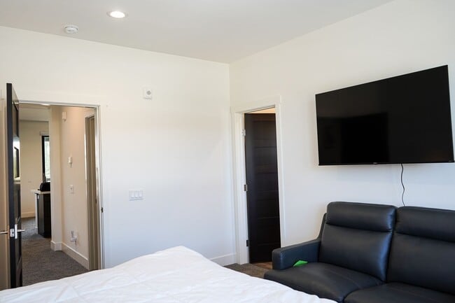 Building Photo - Live Comfortably at CreekHouse – Available...