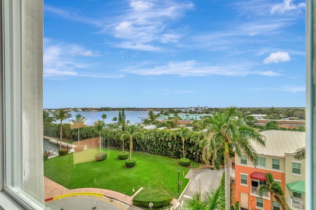 Building Photo - 804 E Windward Way