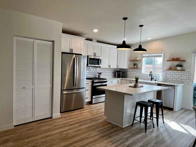 Building Photo - 719 Holly Ave