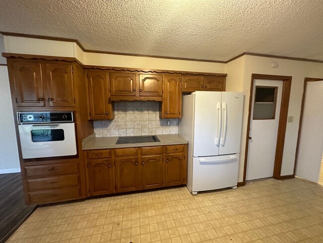 Building Photo - COMING SOON--Spacious 3 Bedroom 2 Bath Hom...