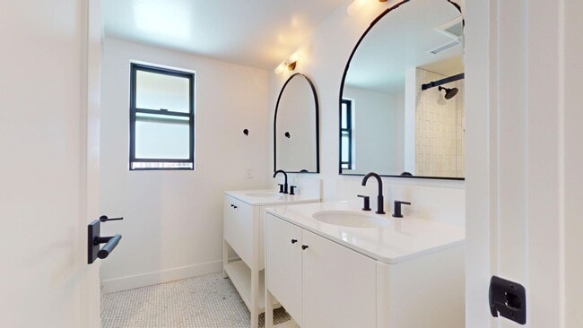 Building Photo - Gorgeous Fully Remodeled 5 Bedroom Home wi...