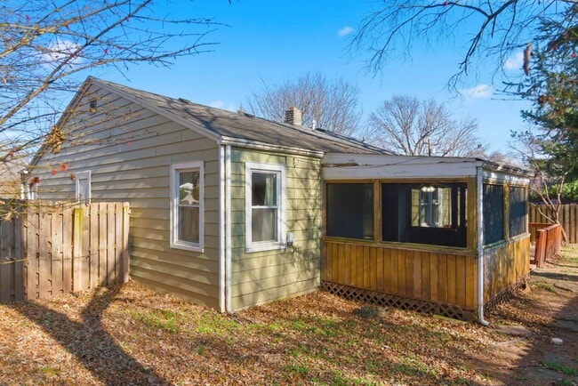 Building Photo - 1354 E Walnut St