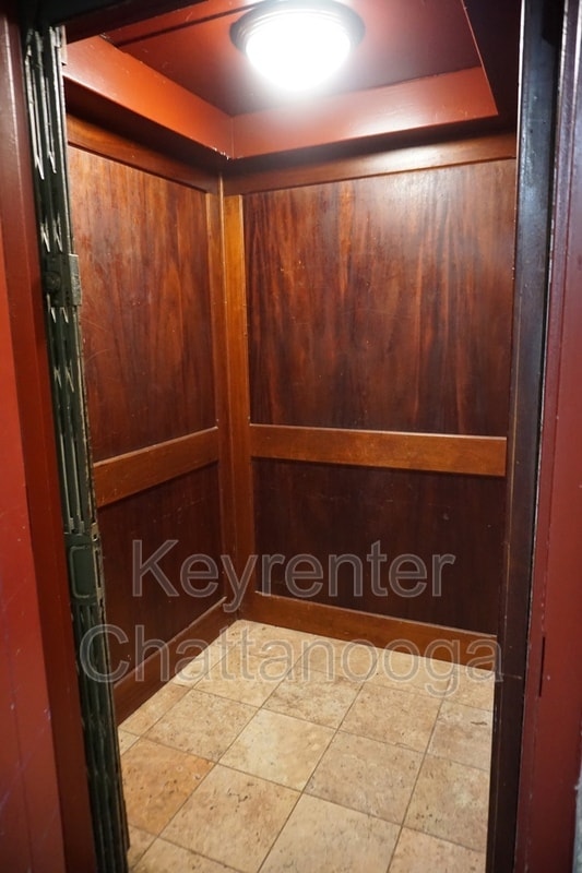 Building Photo - 190 N Crest Rd