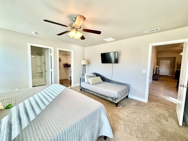 Building Photo - Furnished Rental 3 bed 2 bath Minimum of 30-day stay