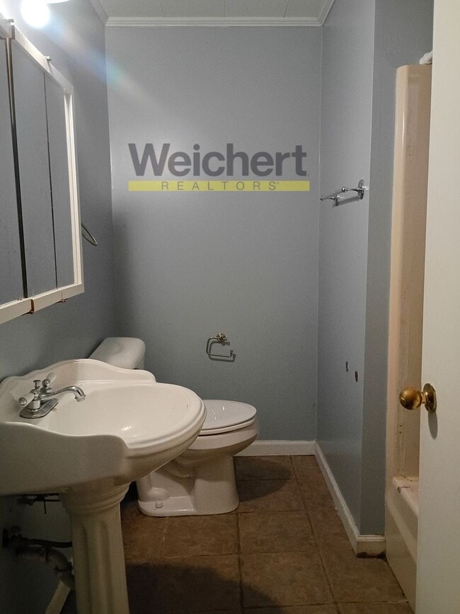 Building Photo - Spacious 4-Bed Home with Fenced Backyard