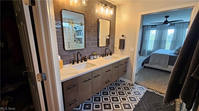 Building Photo - 9337 Ellis Way