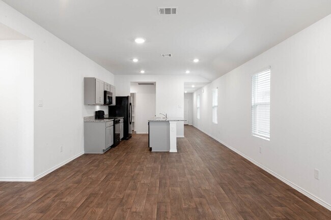 Building Photo - Millcreek Home Ready for September Move-In